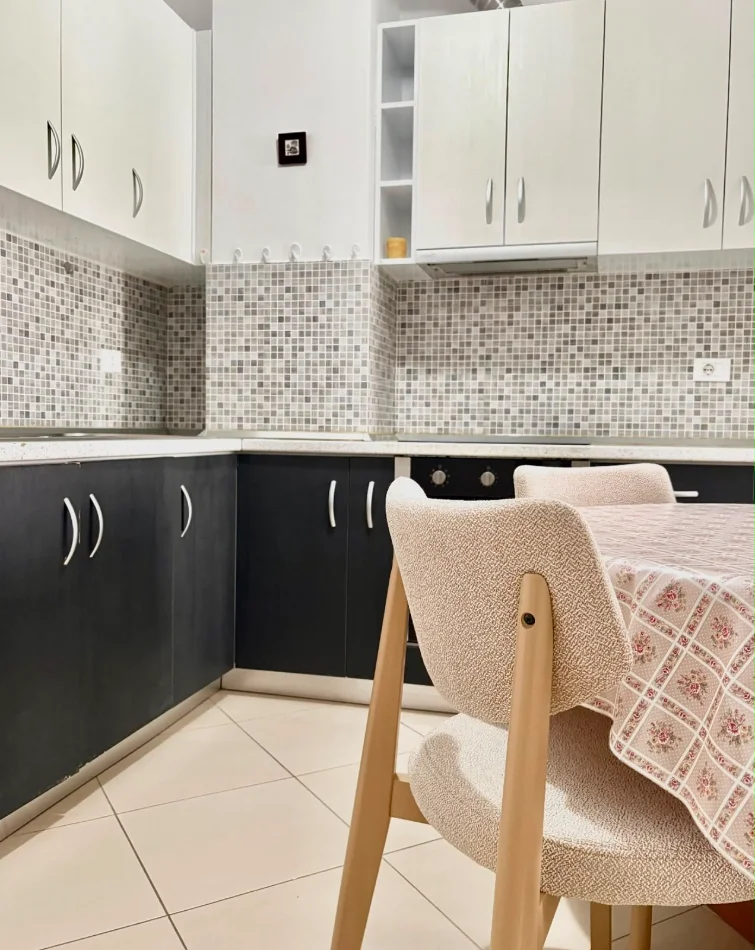 Tirane, jepet me qera apartament 1+1 Kati 4, 60 m² 700 € (Komuna e Parisit)