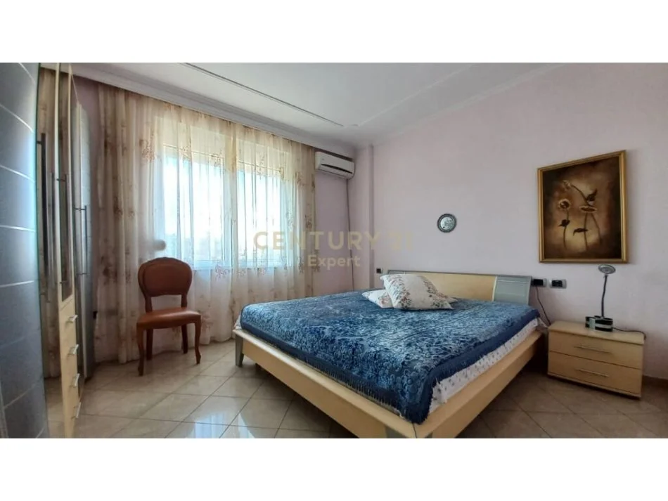 Tirane, jepet me qera apartament 1+1+Ballkon Kati 4, 65 m² 600 € (bllok)