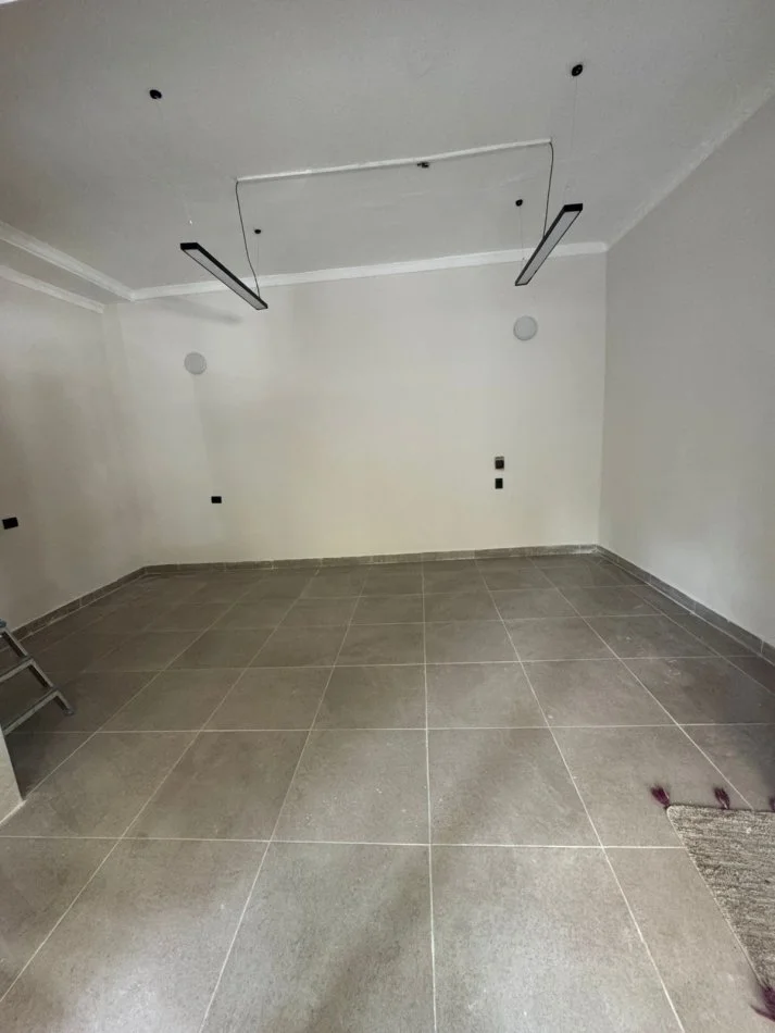 Tirane, jepet me qera ambjent biznesi Kati 0, 30 m² 400 € (IRFAN TOMINI NISHARAKU)