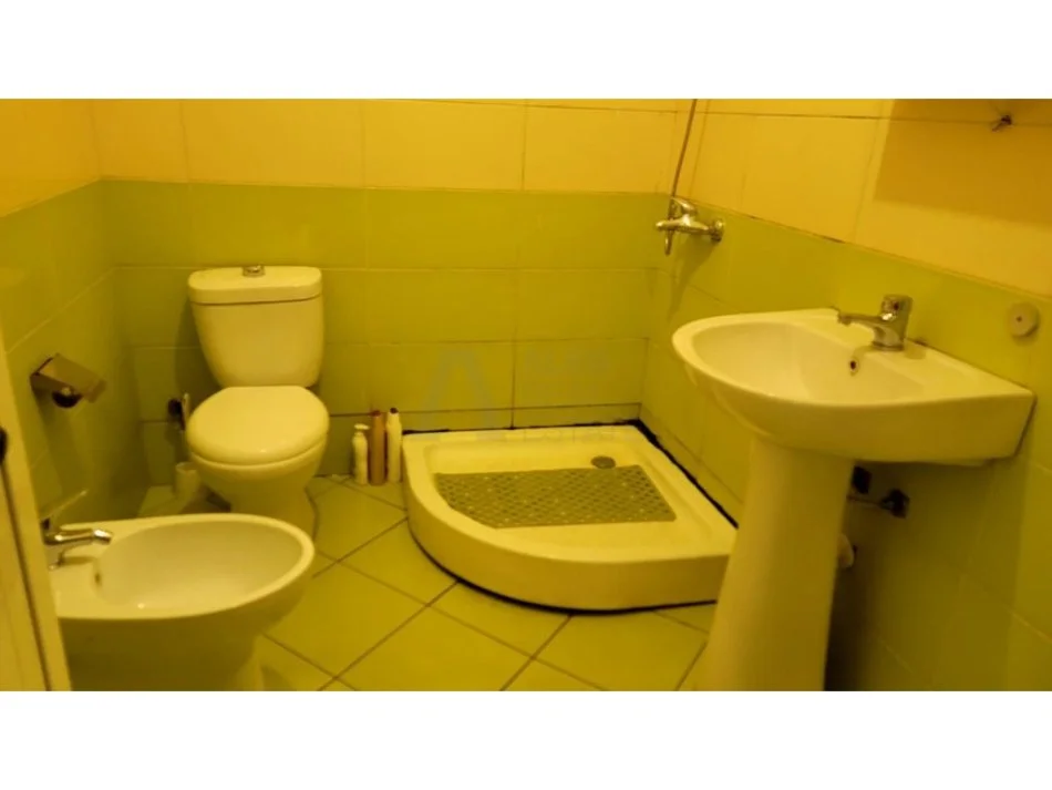 Tirane, jepet me qera apartament 2+1 Kati 1, 105 m² 380 € (astir)