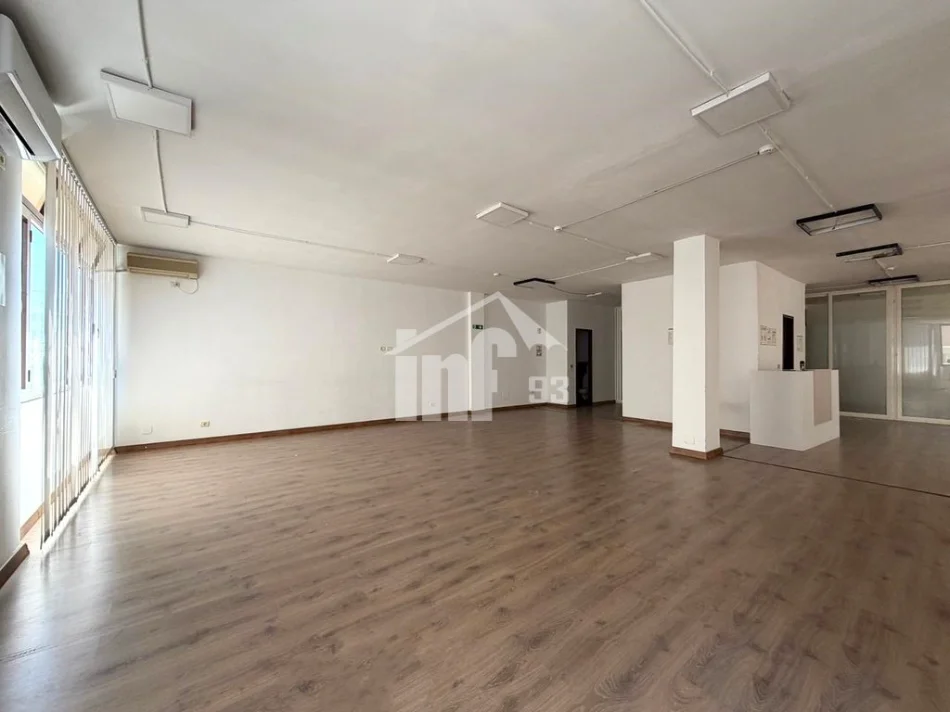 Tirane, jepet me qera zyre Kati 5, 200 m² 2.500 € (NË QENDER TË ISH BLLOKUT)