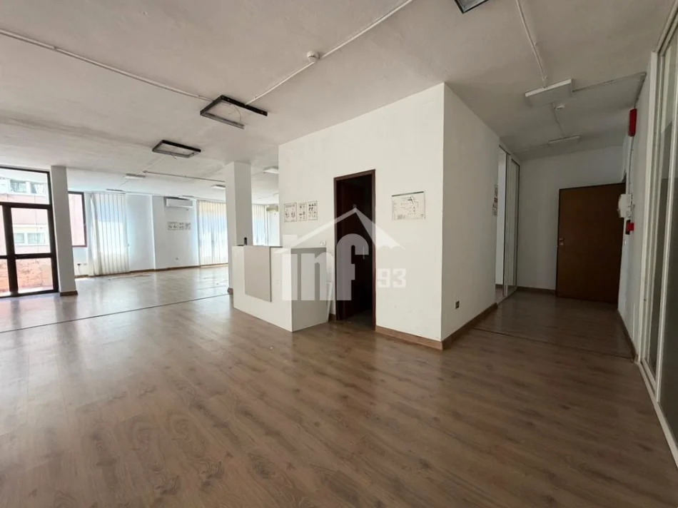 Tirane, jepet me qera zyre Kati 5, 200 m² 2.500 € (NË QENDER TË ISH BLLOKUT)