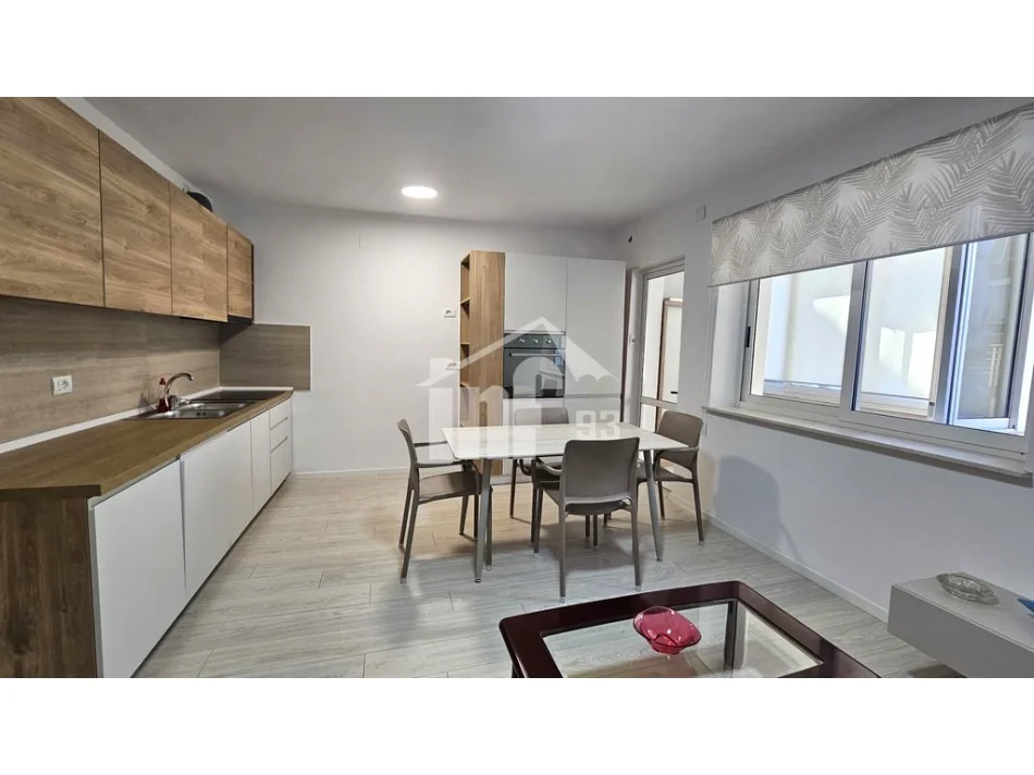 Tirane, jepet me qera apartament 2+1 Kati 2, 80 m² 700 € (MBRAPA AMBASADËS AMERIKANE, RRUGA “BUDI”)