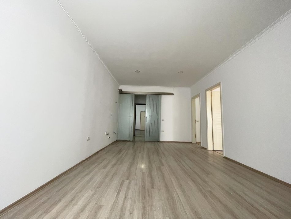 Tirane, jepet me qera apartament 2+1+Ballkon Kati 3, 70 m² 330 € (Teodor Keko)