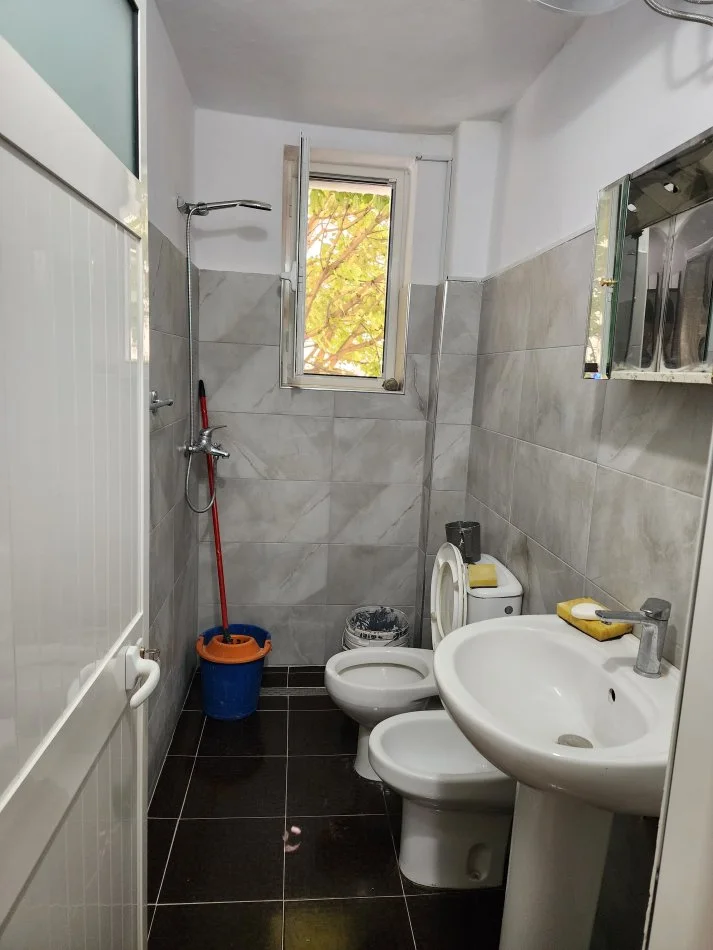 Tirane, jepet me qera apartament 2+1 Kati 2, 