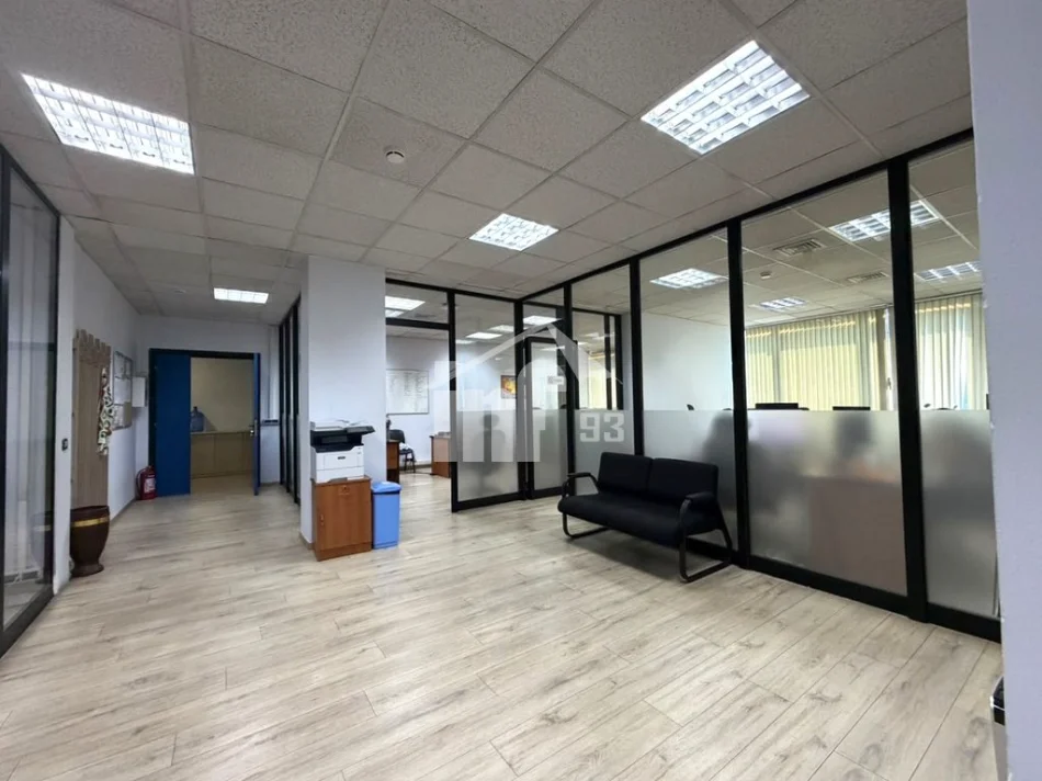 Tirane, jepet me qera zyre Kati 8, 275 m² 5.200 € (PRANË “TOPTANI SHOPPING CENTER”)