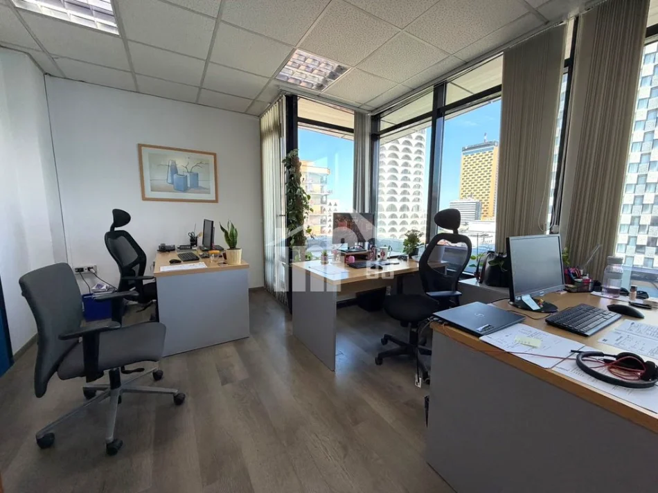 Tirane, jepet me qera zyre Kati 9, 61 m² 1.200 € (PRANË “TOPTANI SHOPPING CENTER”)