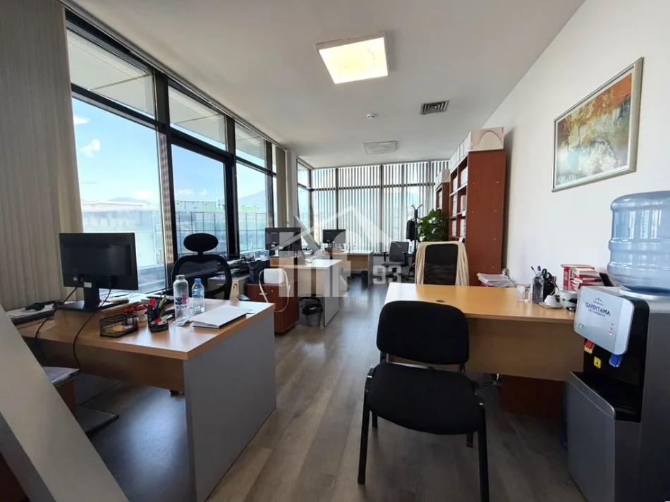 Tirane, jepet me qera zyre Kati 9, 61 m² 1.200 € (PRANË “TOPTANI SHOPPING CENTER”)