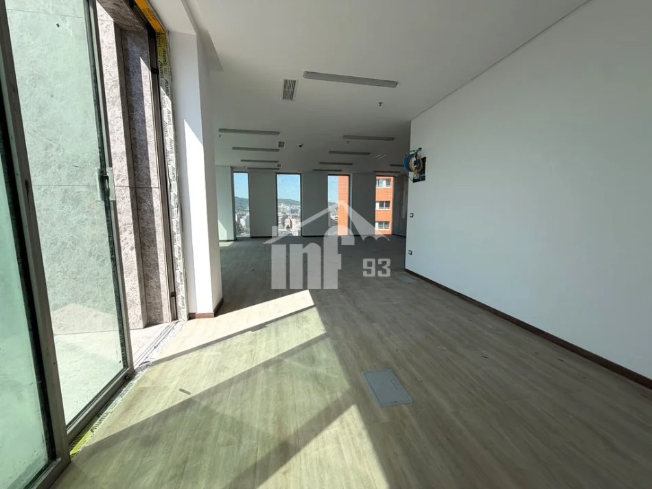 Tirane, jepet me qera zyre Kati 13, 100 m² 3.000 € (“DOWNTOWN ONE”, BULEVARDI “BAJRAM CURRI”)