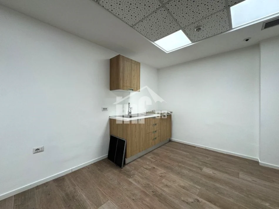 Tirane, jepet me qera zyre Kati 5, 300 m² 9.000 € (BULEVARDI “BAJRAM CURRI”, PRANË PIRAMIDËS)