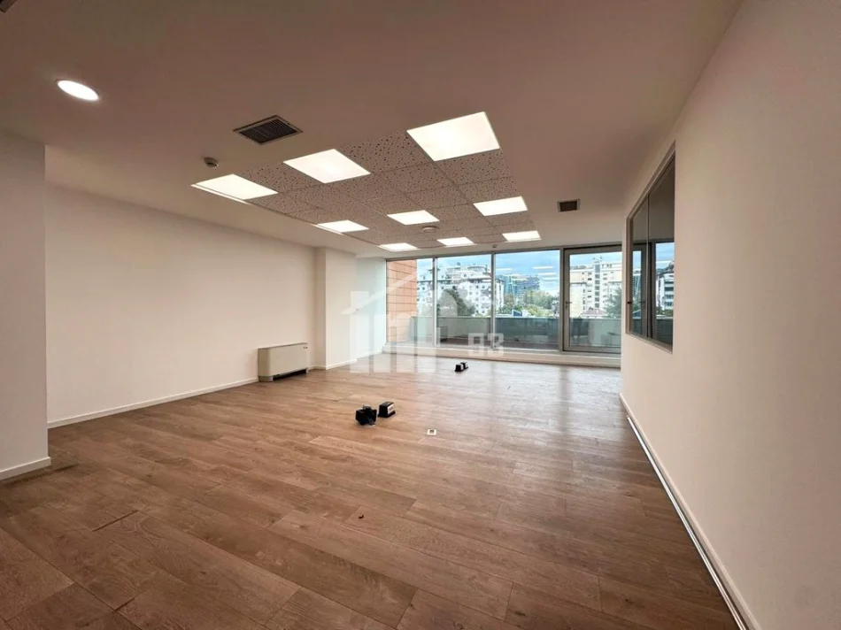 Tirane, jepet me qera zyre Kati 5, 300 m² 9.000 € (BULEVARDI “BAJRAM CURRI”, PRANË PIRAMIDËS)