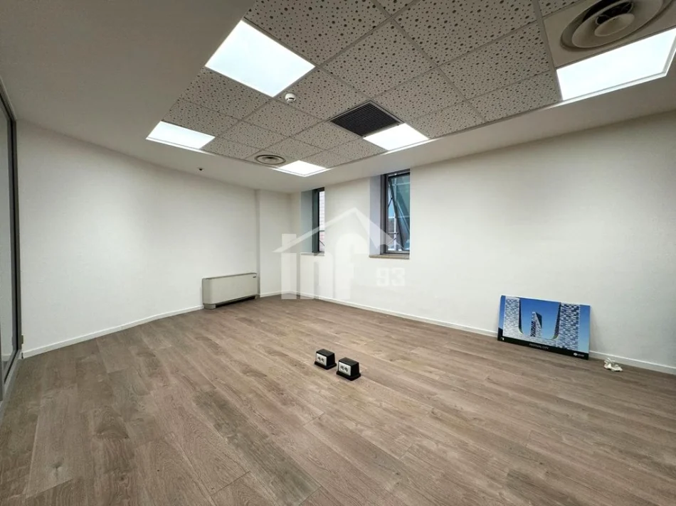 Tirane, jepet me qera zyre Kati 5, 300 m² 9.000 € (BULEVARDI “BAJRAM CURRI”, PRANË PIRAMIDËS)