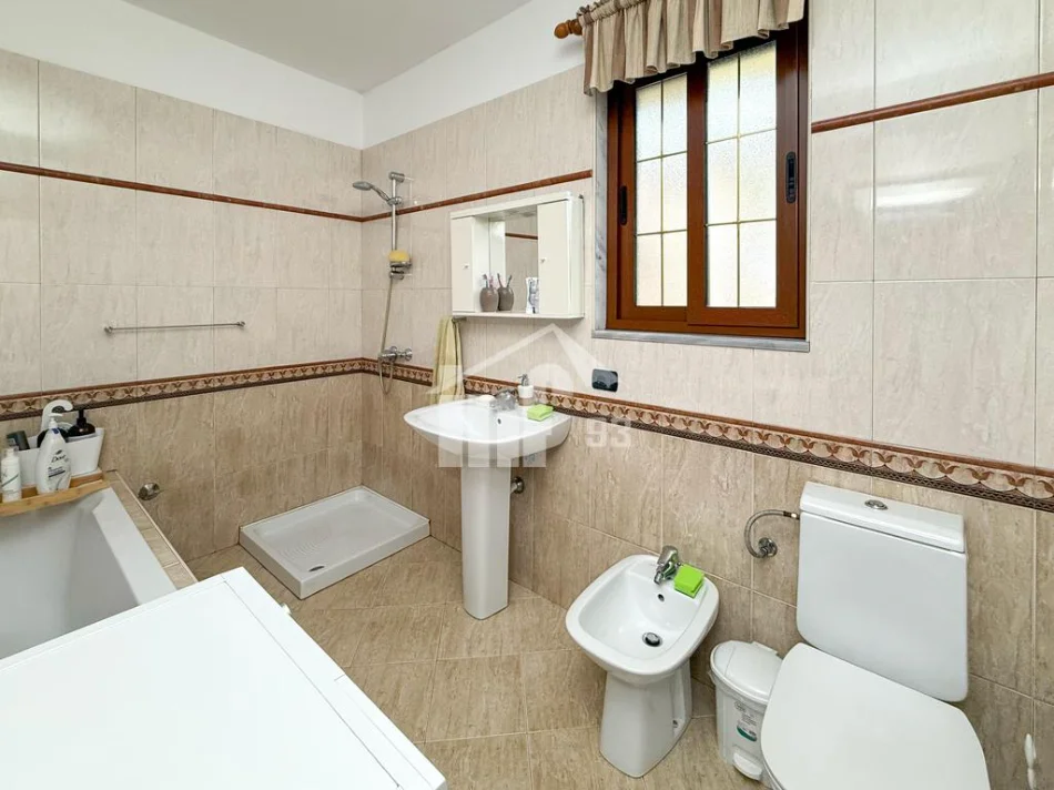 Tirane, jepet me qera Vile , 600 m² 5.000 € (PRANË GJIMNAZIT “PARTIZANI”)