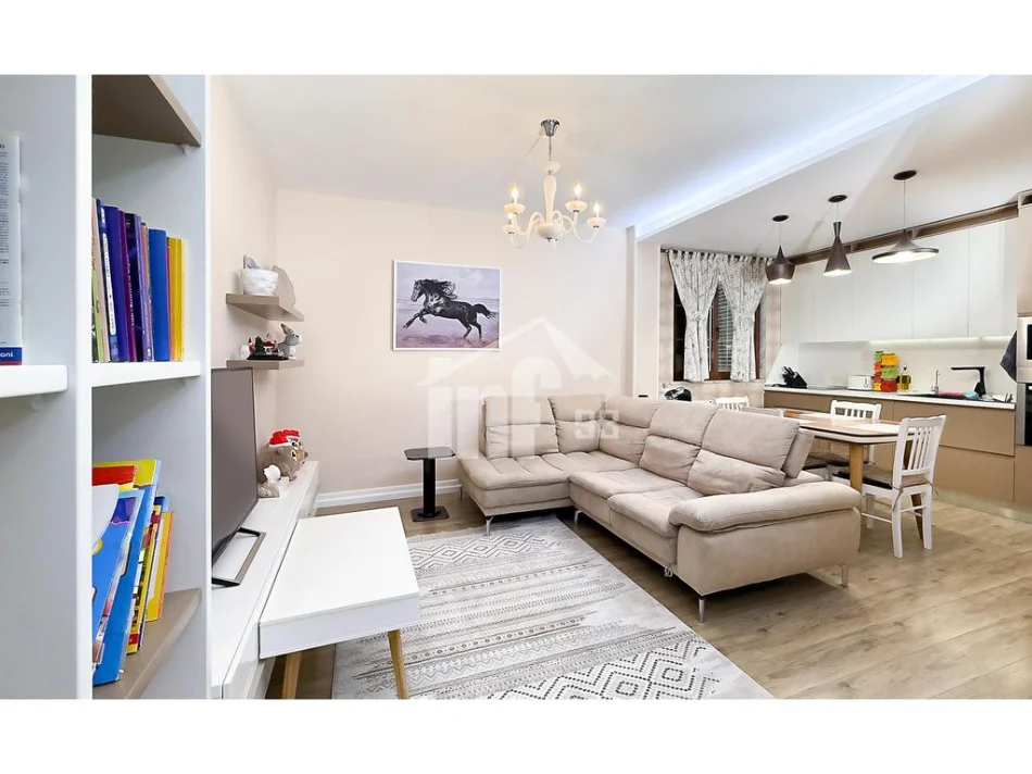Tirane, jepet me qera Vile , 600 m² 5.000 € (PRANË GJIMNAZIT “PARTIZANI”)
