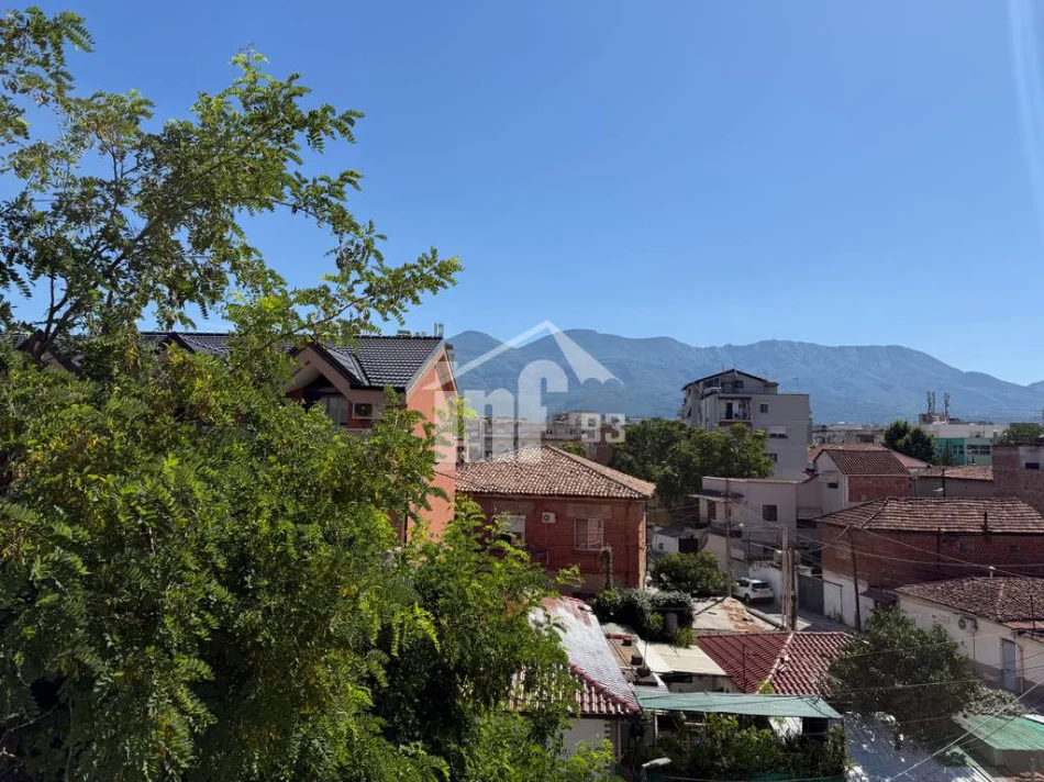 Tirane, shitet Vile , 600 m² 1.050.000 € (PRANË GJIMNAZIT “PARTIZANI”)
