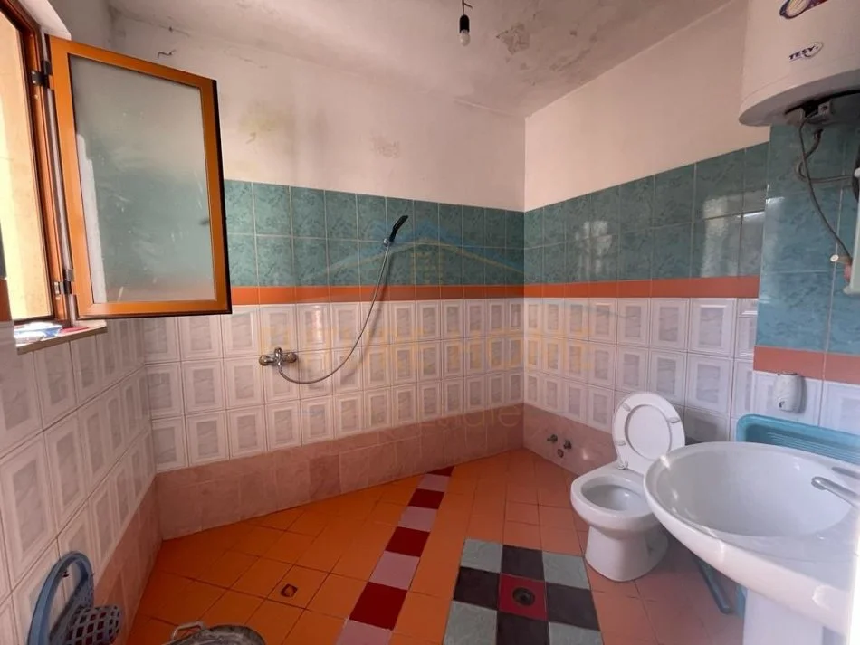 Tirane, shitet 2 Katshe , 294 m² 150.000 € (Institut)