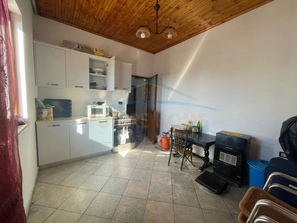 Tirane, shitet shtepi 3+1+Ballkon Kati 2, 294 m² 150.000 € (Institut)