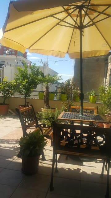 Tirane, Shitet Apt me Verand tek kryqezimi  Rr Elbasanit.