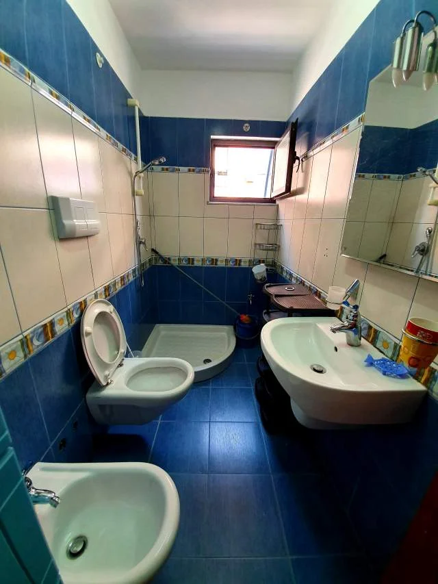 Myslym Shyri Qera 60.000 leke 60 m² (prane gjimnazit Faik Konica)