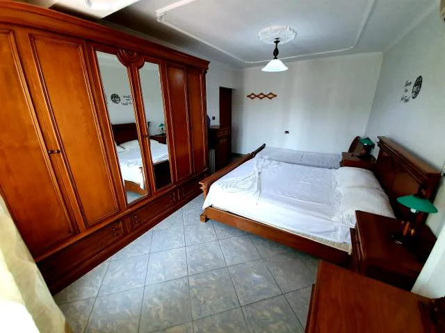 Myslym Shyri Qera 60.000 leke 60 m² (prane gjimnazit Faik Konica)