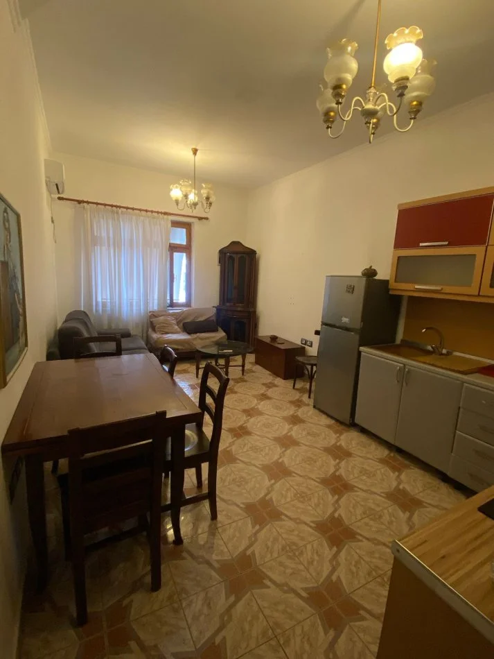 Tirane, jepet me qera apartament 2+1+Ballkon Kati 5, 100 m² 550 € (Libri Universitar)