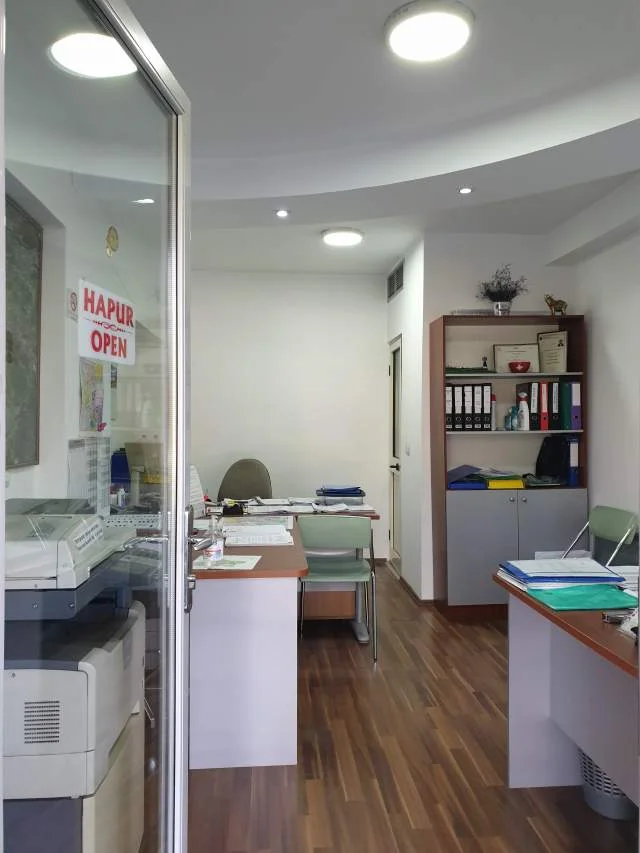 Tirane,Shitet Njësi /Dyqan /Ambjent Biznesi, në një zonë të preferuar, në Unazën Qendrore / Blv.B.Curri, Kati 0 përdhes/ buzë Lanës, përball Min.Jashtme, sipërfaqe 18m², Cmimi 155'000 euro