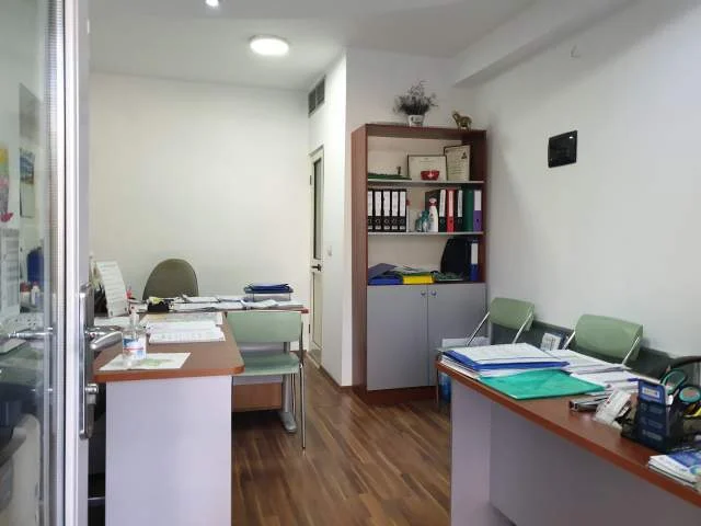 Tirane,Shitet Njësi /Dyqan /Ambjent Biznesi, në një zonë të preferuar, në Unazën Qendrore / Blv.B.Curri, Kati 0 përdhes/ buzë Lanës, përball Min.Jashtme, sipërfaqe 18m², Cmimi 155'000 euro