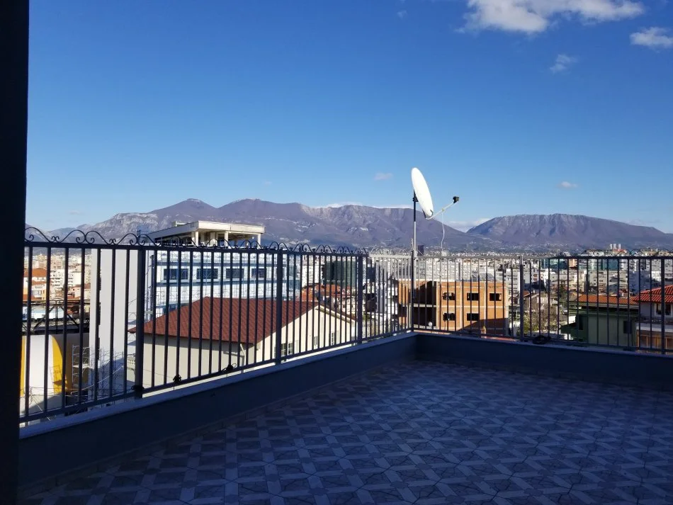 Tirane, jap me qera Vile 5 kateshe, e mobiluar, 3000 € (Dhimiter Pasko, Selite)