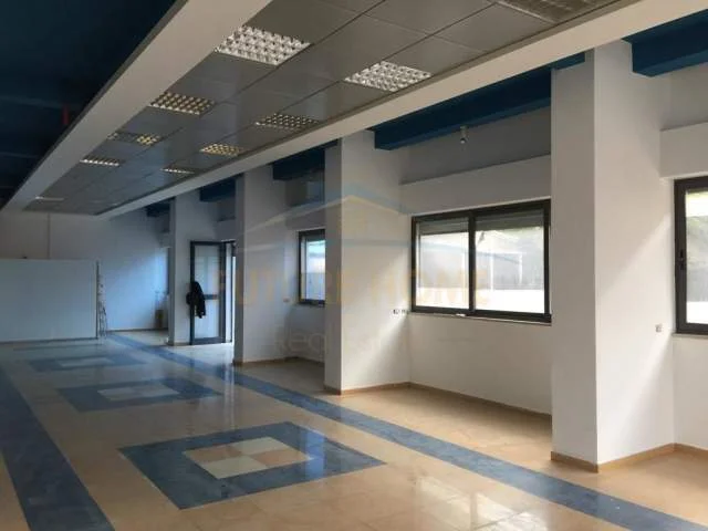 Tirane, jepet me qera ambjent biznesi Kati 0, 136 m² 500 Euro (Rruga Riza Cerova)