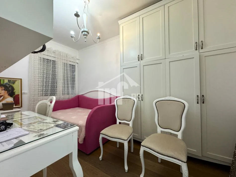 Tirane, shitet apartament 4+1 Kati 5, 200 m² (PËRBALLË LIQENIT ARTIFICIAL, PRANË KOPËSHTIT ZOOLOGJIK)