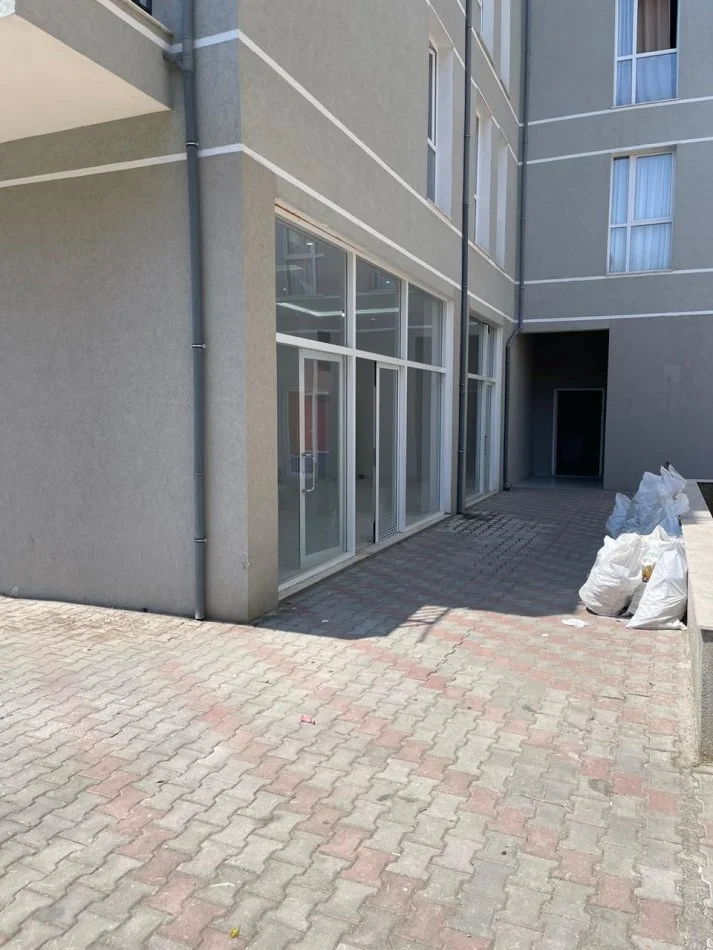 Tirane, jepet me qera dyqan Kati 0, 80 m² 800 € 