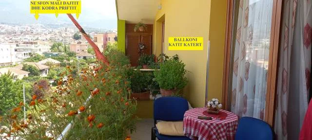 Shitet Apartament i bollshëm, 3+1 me 2-banjo, ballkon, 143m², kat 4, ndërtes 4-kate me çati, 1500 €/m², në rr. Pjetër Gurakuqi, 900m nga Materniteti Ri