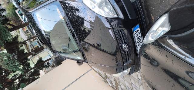 Tirane, shitet makine Kia Rio Viti 2006, 2500 Euro ose nderrim