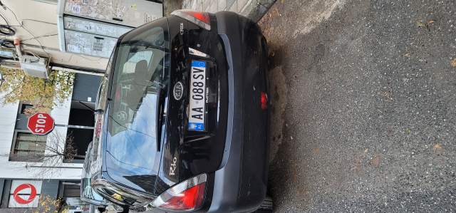 Tirane, shitet makine Kia Rio Viti 2006, 2500 Euro ose nderrim
