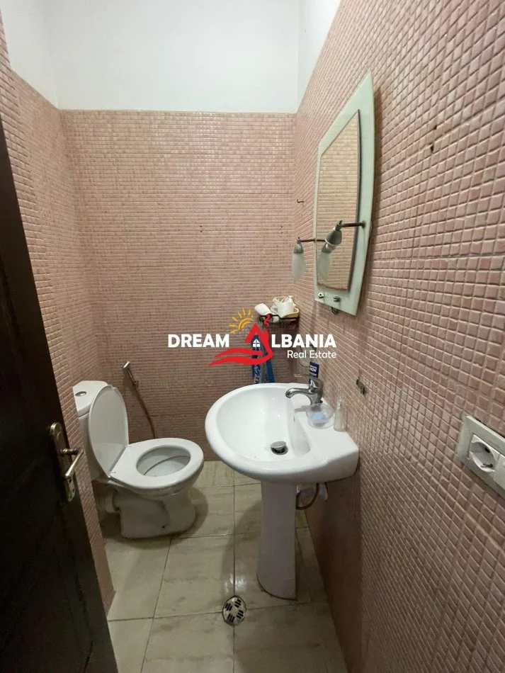 Tirane, jepet me qera apartament 2+1 , 100 m² 600 € (Yzberisht)