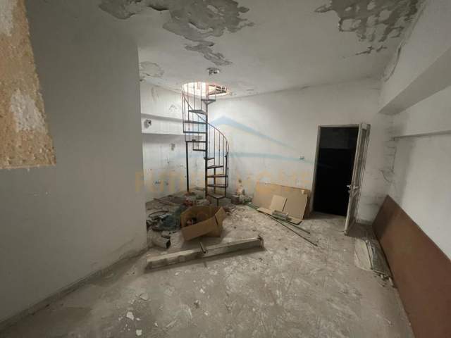 Korce, jepet me qera ambjent biznesi Kati 0, 90 m² 171 Euro (Parku Rinia)