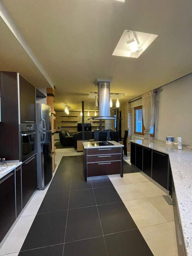 Tirane, jepet me qera apartament duplex 2+1+A+BLK Kati 3, 600