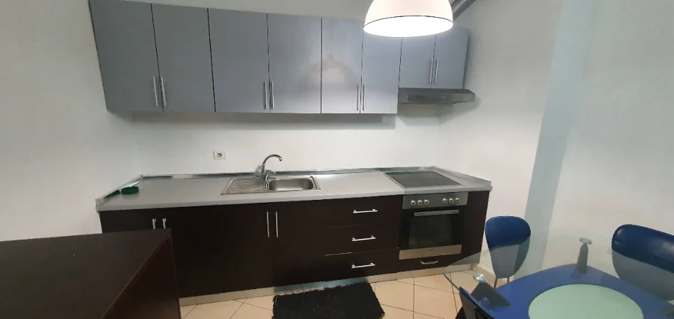 Tirane, jepet me qera apartament 1+1+Ballkon Kati 7, 72 m² 300 € (Rruga Loni Ligori, Rafaelo 2002 rezidence)