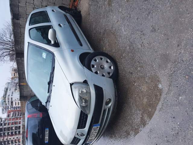 Tirane, shitet makine Renault Clio Viti 2002, 1.000 Euro