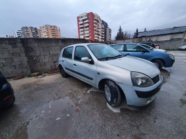 Tirane, shitet makine Renault Clio Viti 2002, 1.000 Euro