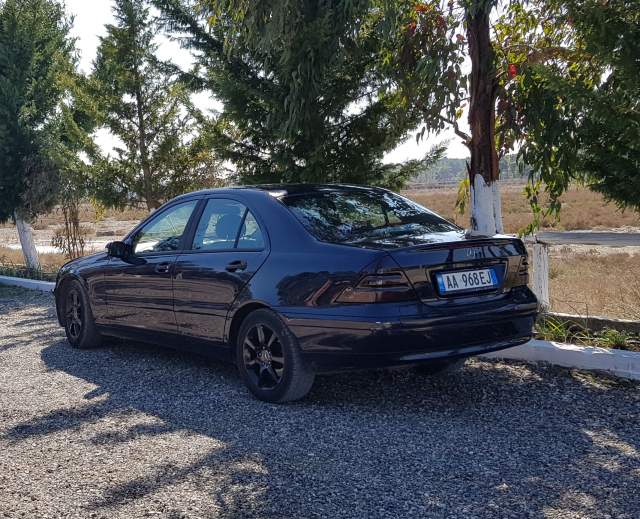 Tirane, shitet makine Mercedes-Benz C200, W203 Viti 2002, 3.500 Euro
