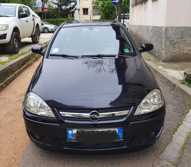 Tirane, shitet makine Opel Corsa Viti 2004, 2.000 Euro