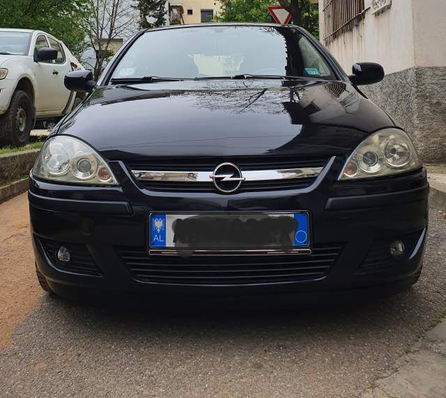 Tirane, shitet makine Opel Corsa Viti 2004, 2.000 Euro