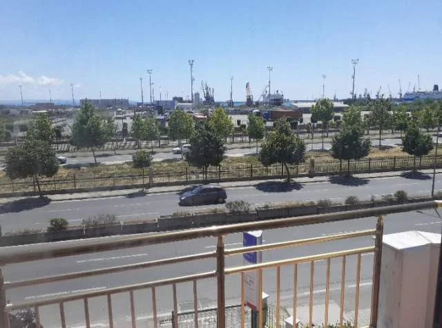 Shitet ndertese 6 kateshe perballe me portin,  buze rruges kryesore te QYTETIT