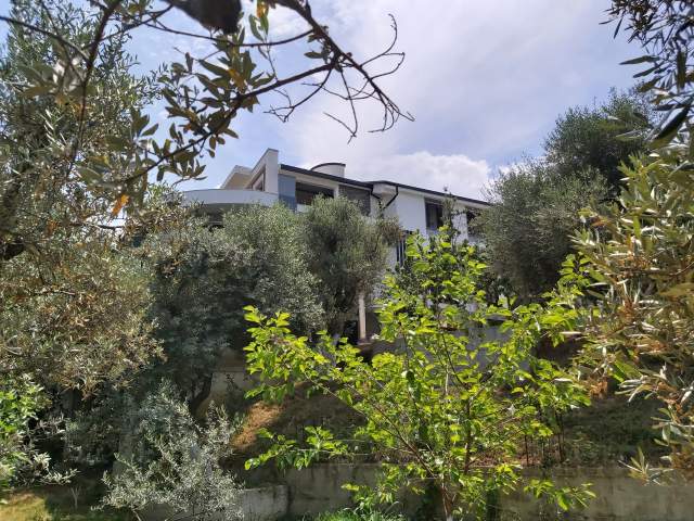 Tirane, jepet me qera Vile. 1.150 m² 3.000 Euro (Dervish Shaba)