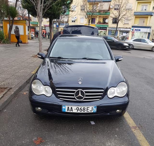 Tirane, shitet makine Mercedes-Benz C200, W203 Viti 2002, 3.500 Euro