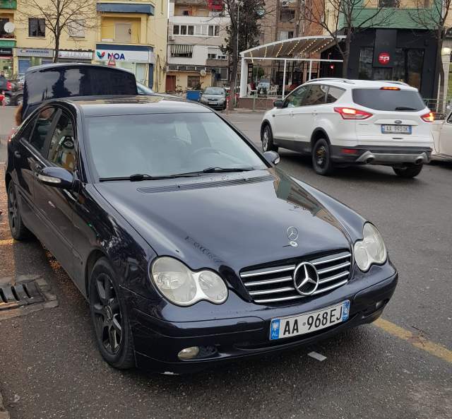 Tirane, shitet makine Mercedes-Benz C200, W203 Viti 2002, 3.500 Euro
