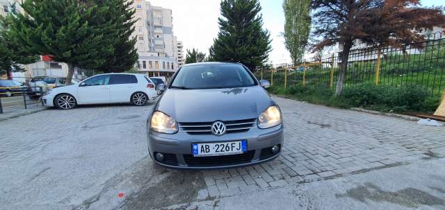 Tirane, shes makine Volkswagen golf 5 Viti 2008, 3.800 Euro
