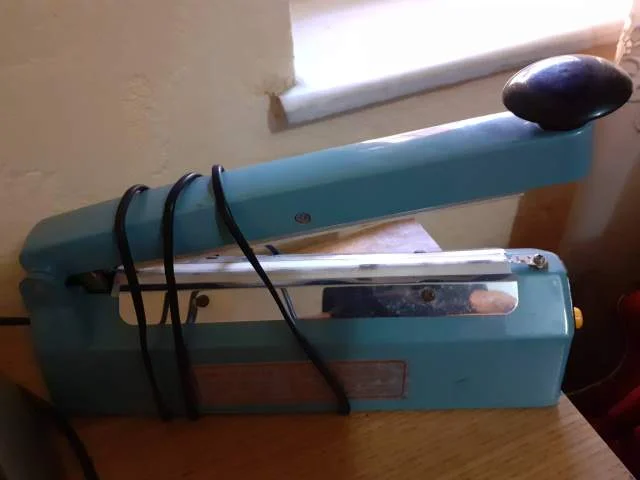 Tirane, Makine mbyllese per qese plastike