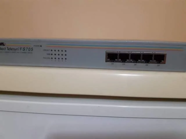 Tirane, shes pajisje Allied Telesyn FS705  1.000 Leke